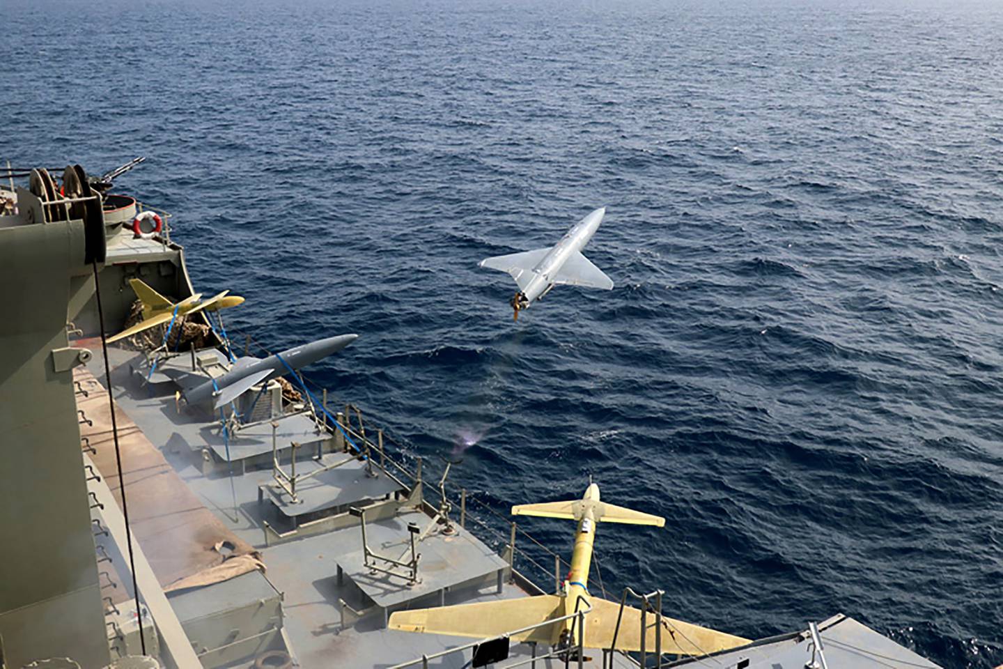 Eine iranische Drohne wird während einer Übung von einem Kriegsschiff aus gestartet.  AP-Foto