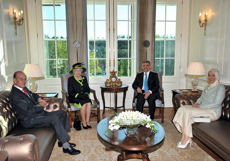 Britain's Queen Elizabeth II (L-2), Prince Philip, Duke of Edinburgh (L), Turkish President Abdullah Gul (R-2)and his wife Hayrunnisa Gul pose before their meeting at the presidental office, on May 13, 2008 in Ankara, Turkey. The Queen And The Duke Of Edinburgh are in Ankara for a four day state visit to Turkey.AFP PHOTO/ANATOLIA NEWS AGENCY/POOL (Photo by ANATOLIA NEWS AGENCY / POOL / AFP)