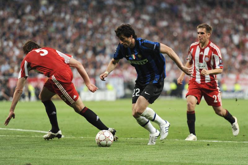 MADRID, SPAIN - MAY 22:  Diego Milito (C) of Inter Milan on his way to score the second goal while Daniel van Buyten and Philipp Lahm (R) of Bayern Muenchen can just look on during the UEFA Champions League Final match between FC Bayern Muenchen and Inter Milan at the Estadio Santiago Bernabeu on May 22, 2010 in Madrid, Spain.  (Photo by Jasper Juinen/Getty Images)