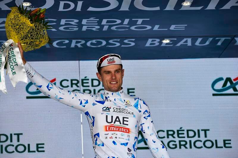 Finn Fisher-Black trägt das weiße Trikot als bester Nachwuchsfahrer am Ende der 3. Etappe des Giro di Sicilia. Sprint Cycling Agency