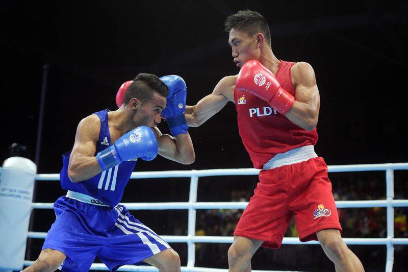 Rogen Landon, of the Philippines, right, fights Kornelis Kwangu Langu, of Indonesia, in the men's light flyweight (46kg-49kg) final at the SEA Games in Singapore, Wednesday, June 10, 2015. (AP Photo/Joseph Nair)