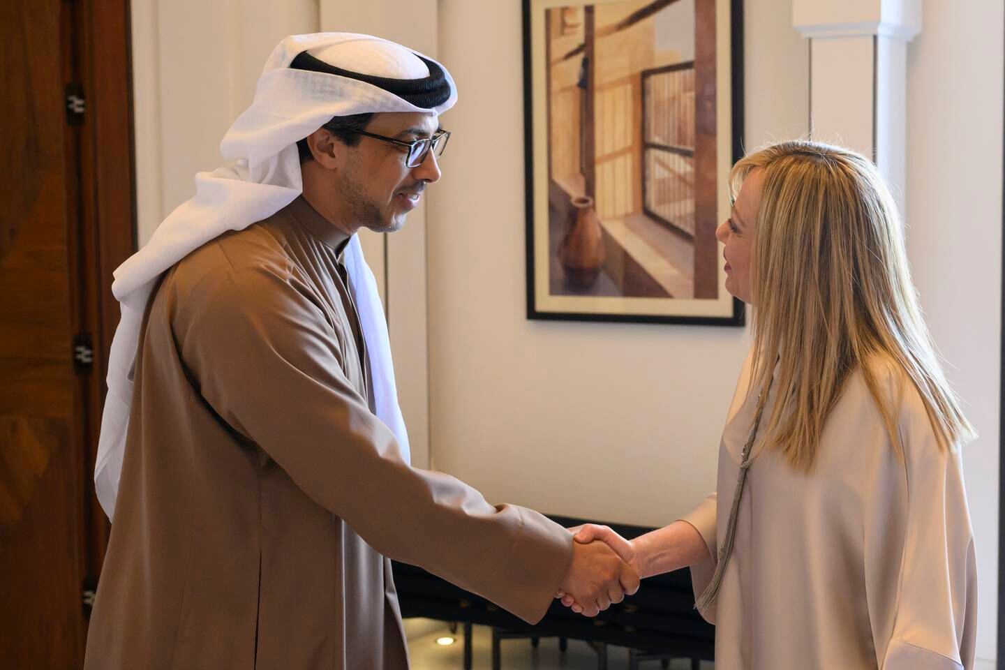 Sheikh Mansour bin Zayed, stellvertretender Premierminister und Minister des Präsidentengerichtshofs, begrüßt Giorgia Meloni, Premierministerin Italiens, im Al-Shati-Palast in Abu Dhabi.  Hamad Al Kaabi / Präsidentengericht 