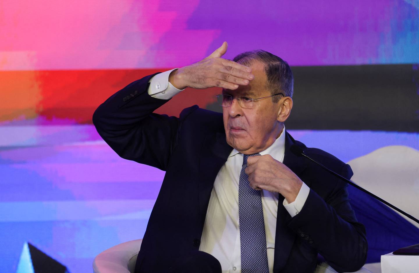 Le ministre russe des Affaires étrangères Sergueï Lavrov prend part à une discussion lors du Raisina Dialogue 2023 à New Delhi.  Reuter