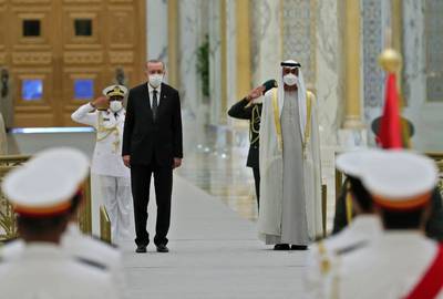 President Erdogan and Abu Dhabi Crown Prince Sheikh Mohamed bin Zayed inspect an honour guard at Qasr Al Watan
