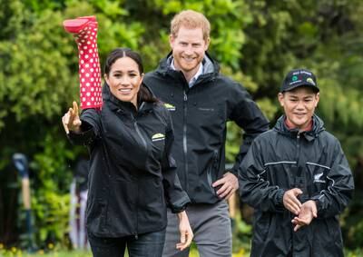 Britain's Meghan, Duchess of Sussex participates in a gumboot throwing competition with Prince Harry after unveiling a plaque dedicating 20 hectares of native bush to the Queen's Commonwealth Canopy project at The North Shore Riding Club in Auckland on October 30, 2018. Meghan Markle displayed an unexpected talent for "welly wanging" in Auckland on October 30, gaining bragging rights over husband Prince Harry after they competed in the oddball New Zealand sport. / AFP / POOL / STR
