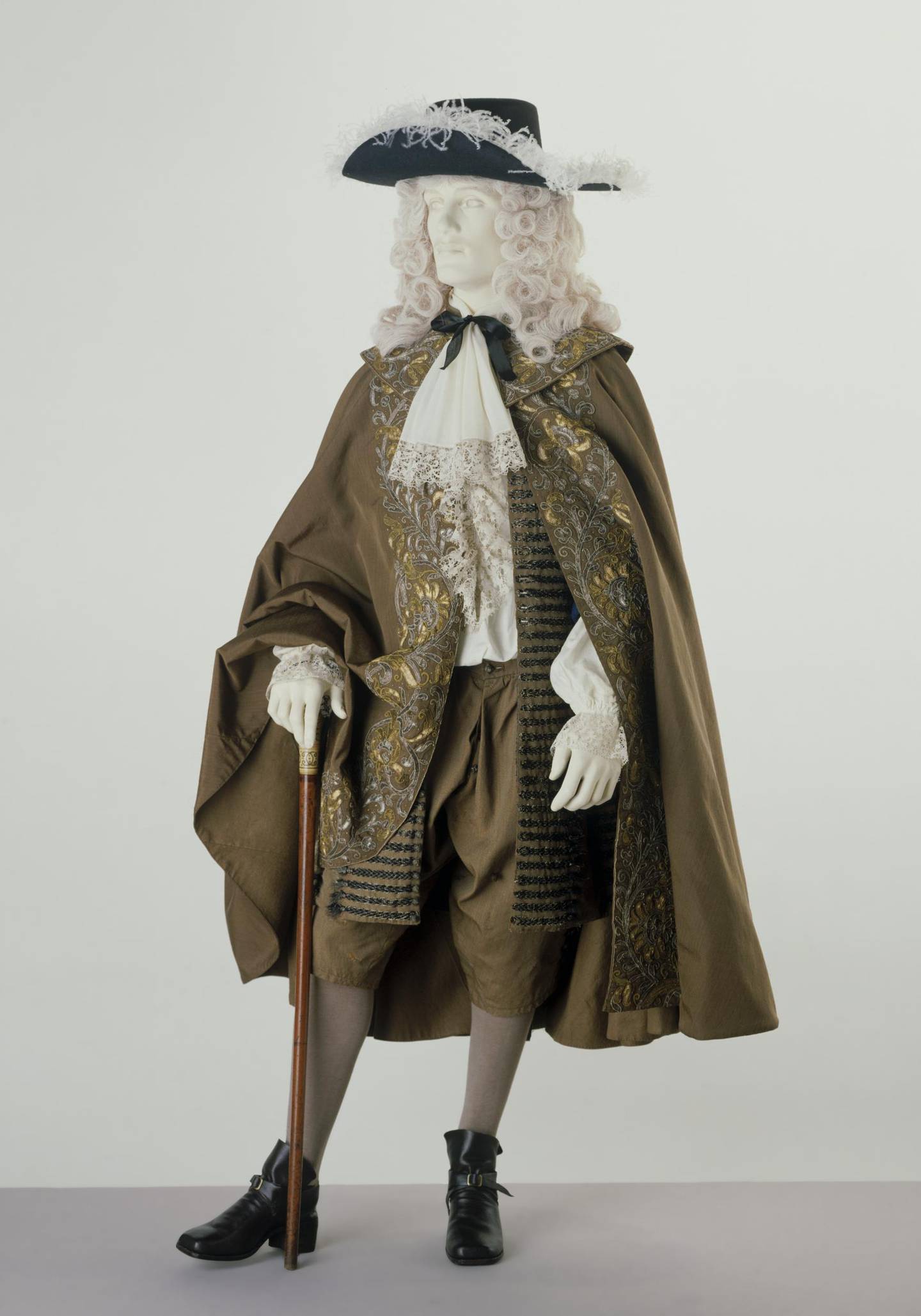 Men's dress circa 1780. Courtesy Victoria and Albert Museum