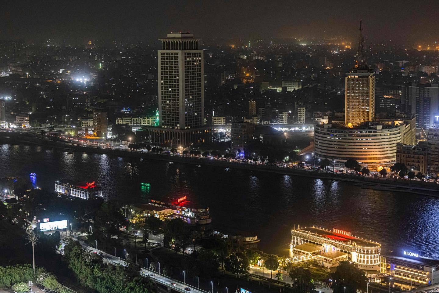 منظر ليلي لوسط القاهرة ، العاصمة المصرية التي يبلغ عدد سكانها نحو 20 مليون نسمة ، والتي تضررت بشدة من جراء الأزمة الاقتصادية.  وكالة فرانس برس