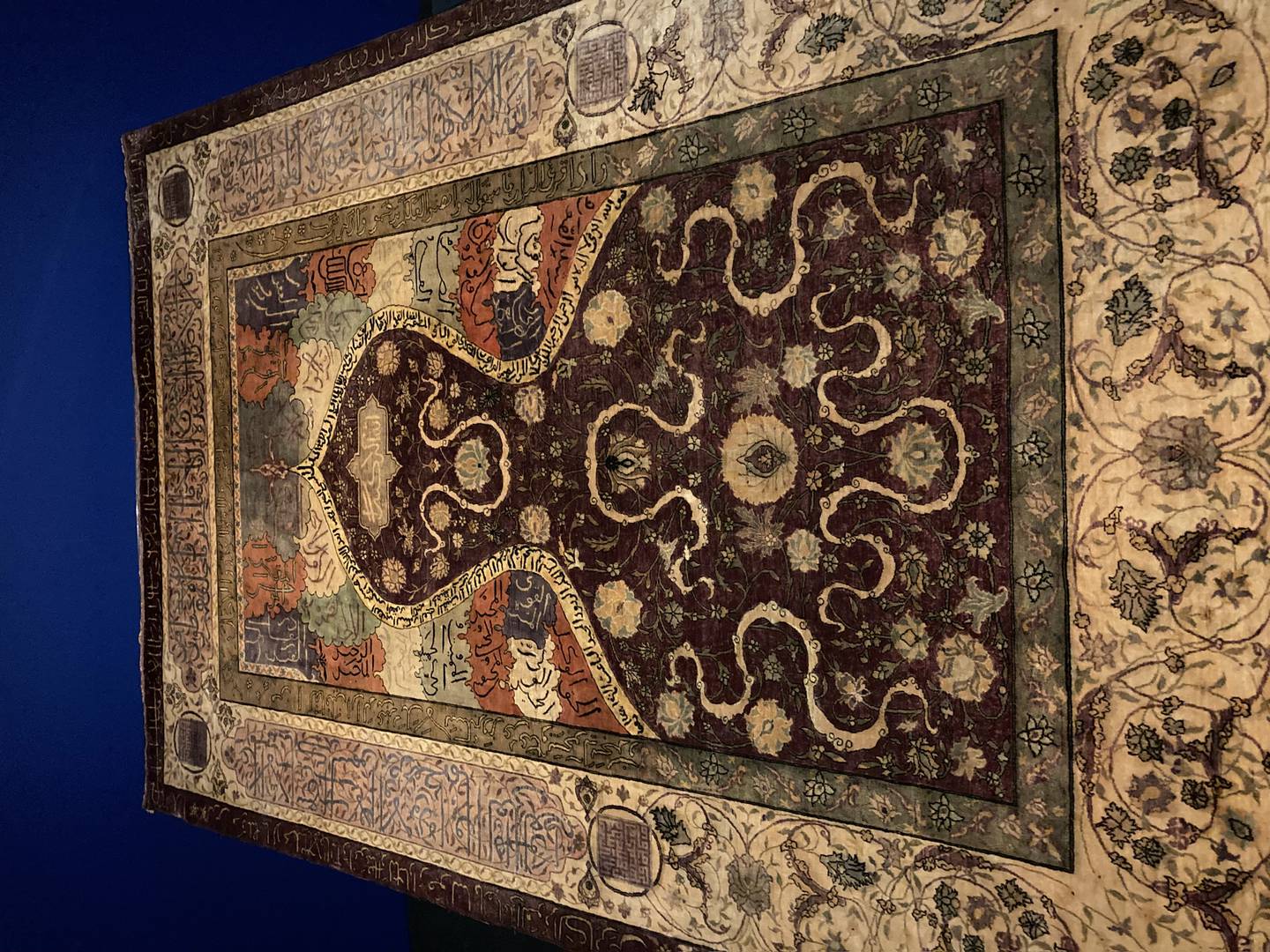 Un tapis de prière de 1900 créé par un tisserand arménien de l'Empire ottoman.  Photo: Razmig Bedirian