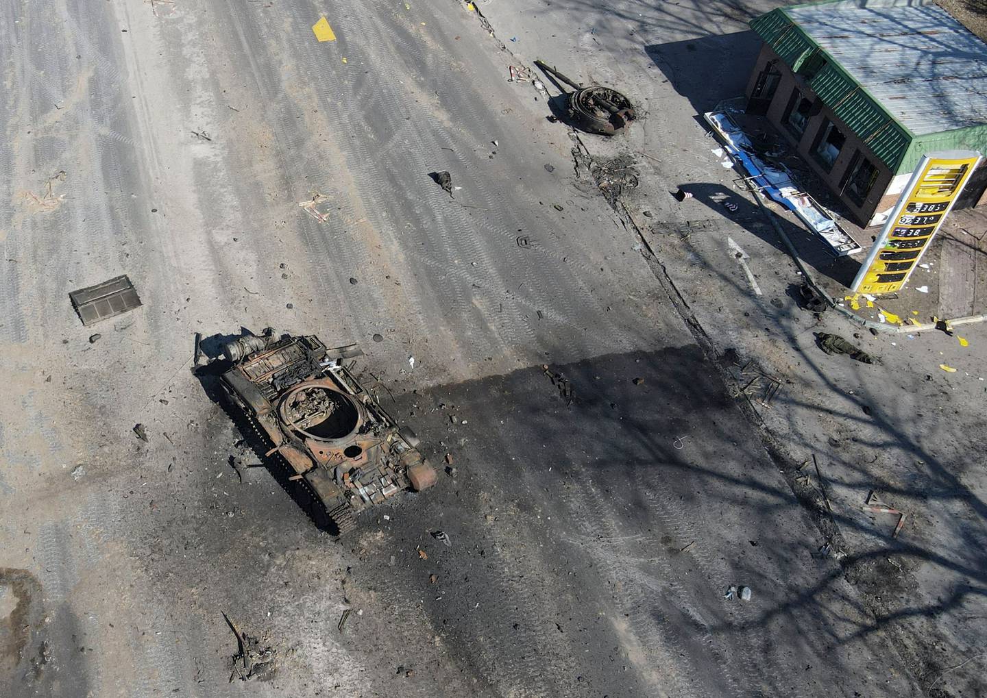 A charred Russian tank on the front line in the Kyiv region. Photo: AFP