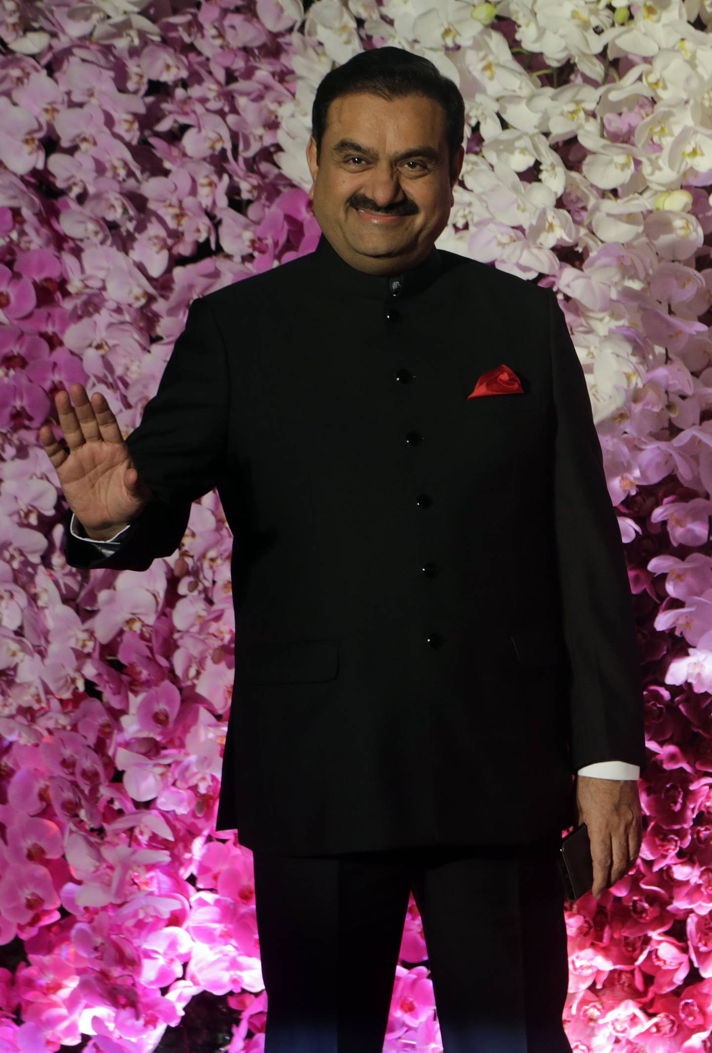 Der Vorsitzende der Adani-Gruppe, Gautam Adani, posiert während des Hochzeitsempfangs von Akash Ambani in Mumbai, Indien, am Sonntag, März.  10, 2019. (AP Foto/Rajanish Kakade)