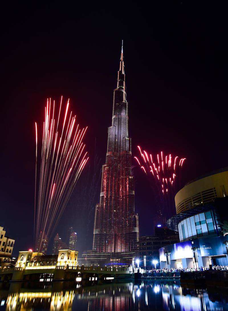 Fireworks explode from the Burj Khalifa, the world's tallest tower, in Dubai on January 1, 2017 / AFP PHOTO / STR