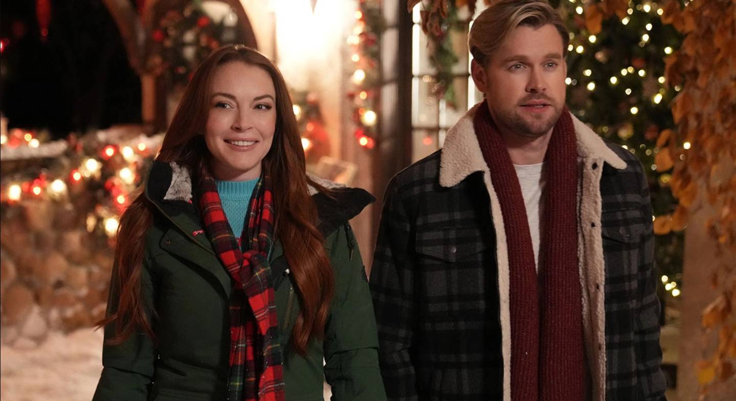 Lindsay Lohan's heiress Sierra Belmont and and Chord Overstreet's ski lodge owner Jake Russell star in Netflix's amnesia-based festive romcom. Photo: Netflix