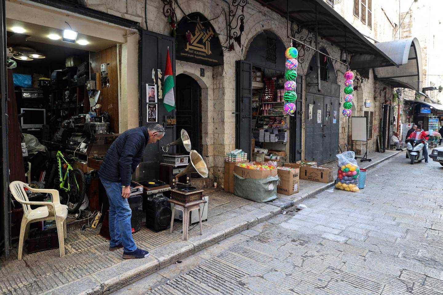 Hemmou expose de vieux tourne-disques devant sa boutique.  AFP