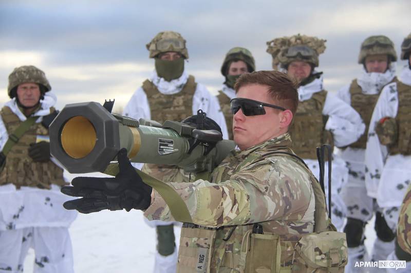 A US instructor trains Ukrainian soldiers in the use of missiles. AP