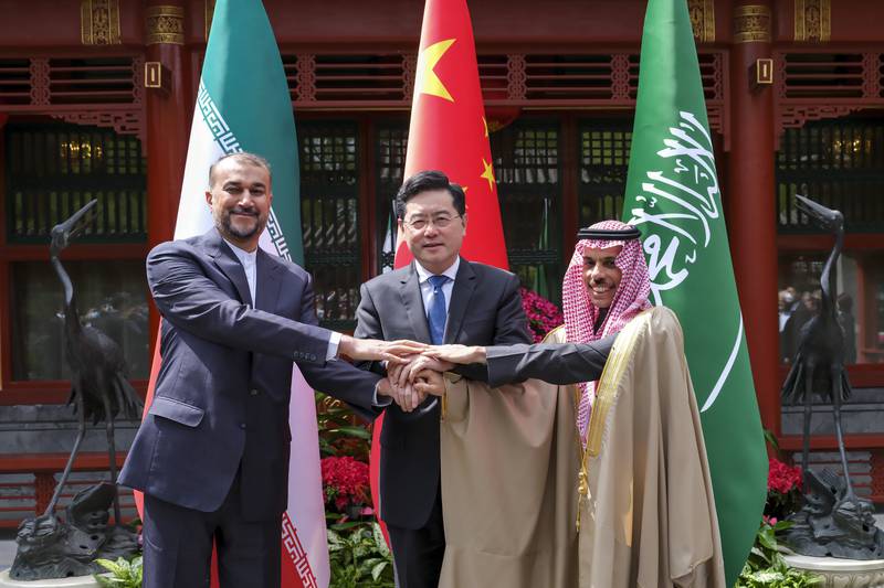 Der iranische Außenminister Hossein Amirabdollahian (links) hält am 6. April in Peking Händchen mit seinem saudi-arabischen Amtskollegen Prinz Faisal bin Farhan Al Saud (rechts) und dem chinesischen Amtskollegen Qin Gang. AP