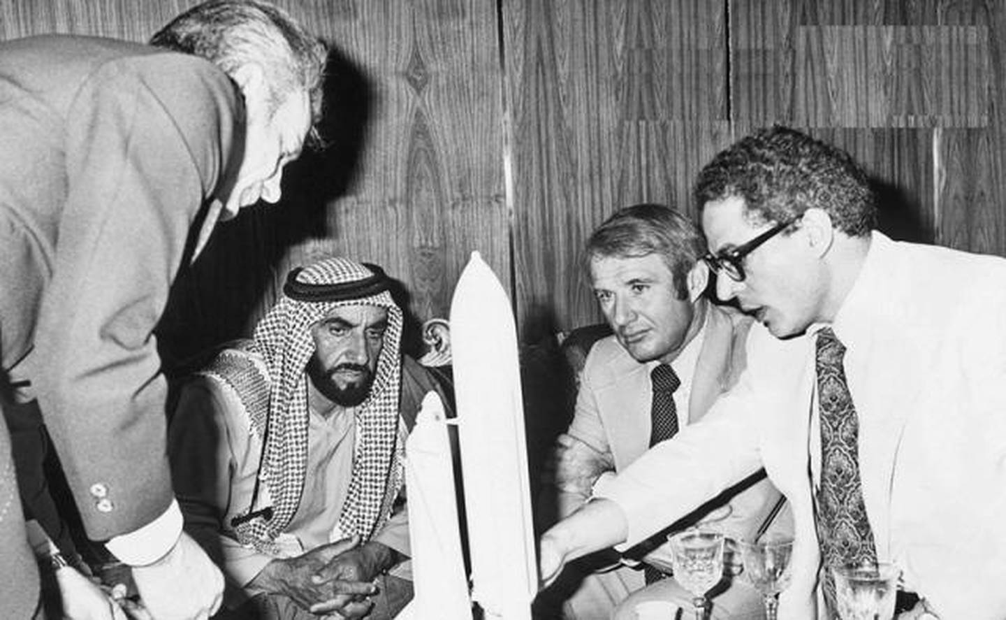 Dr Farouk El-Baz (right) briefing Sheikh Zayed, Founding Father of the UAE. Courtesy: Dubai Media Office 