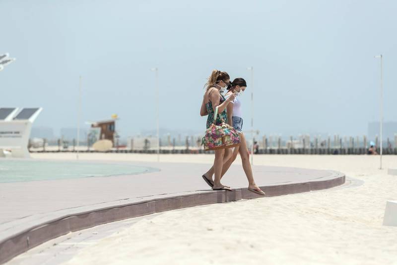DUBAI, UNITED ARAB EMIRATES. 01 JUNE 2020. COVID STANDALONE. Residents enjoy the access to Kite Beach in Jumeirah with the current COVID precautions in place. (Photo: Antonie Robertson/The National) Journalist: None. Section: National.