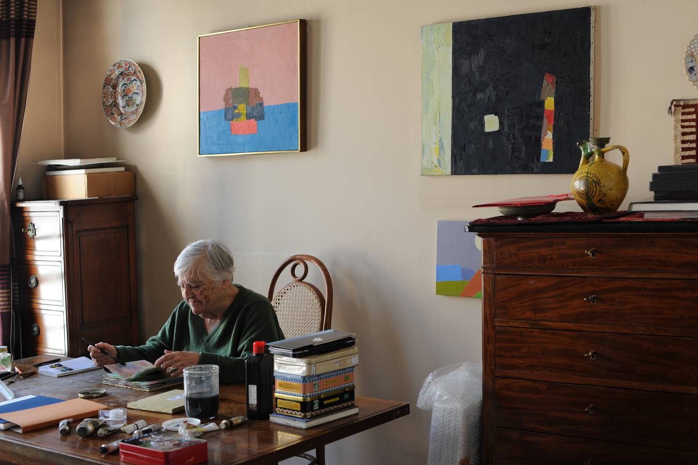 American-Lebanese artist and writer Etel Adnan at home in her studio workshop in 2015 in Paris. Getty Images