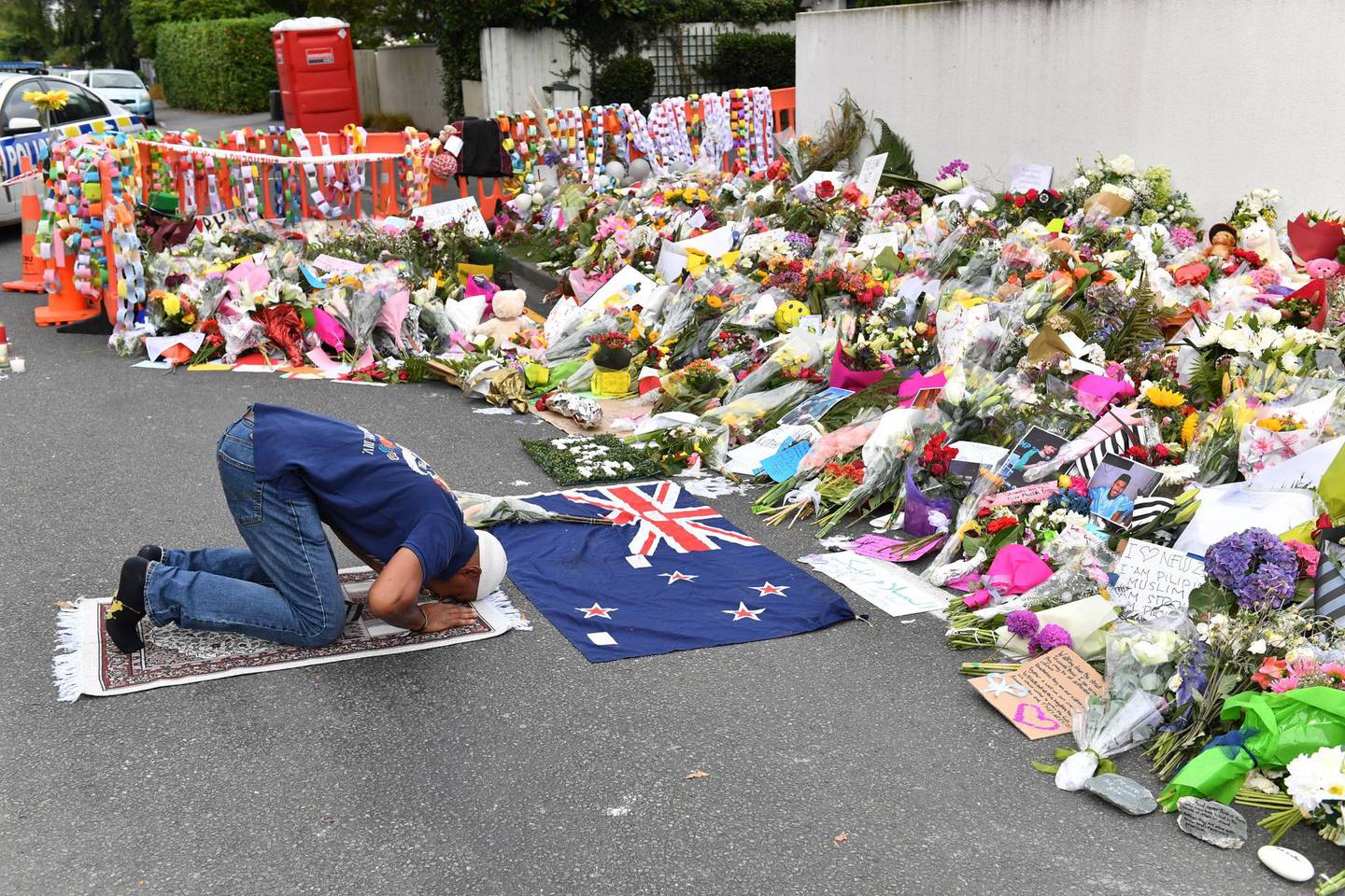 epa07447506 A muslim worshipper prays at a makeshift memorial near the Al Noor Mosque on Deans Rd in Christchurch, New Zealand, 19 March 2019. A gunman killed 50 worshippers and injured 50 more at the Al Noor Masjid and Linwood Masjid on 15 March, 28-year-old Australian man, Brenton Tarrant, has appeared in court on 16 March and charged with murder.  EPA/MICK TSIKAS  AUSTRALIA AND NEW ZEALAND OUT