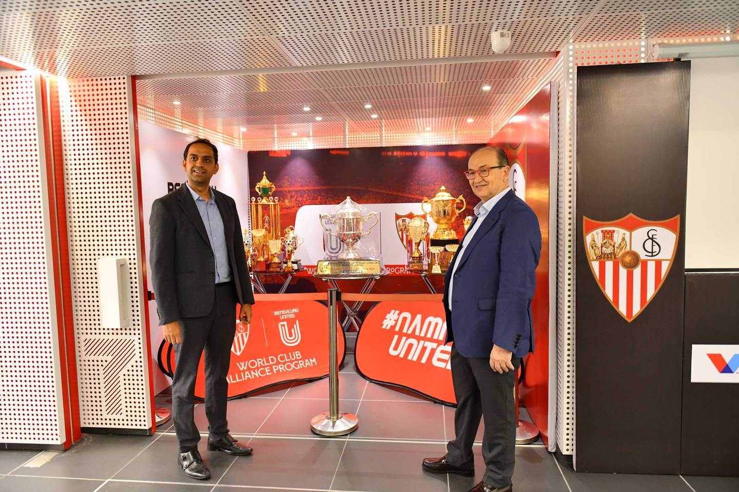 Gaurav Manchanda, à gauche, propriétaire du FC Bengaluru United, et le président du Sevilla FC, Jose Castro Carmona.  Photo: FCBU