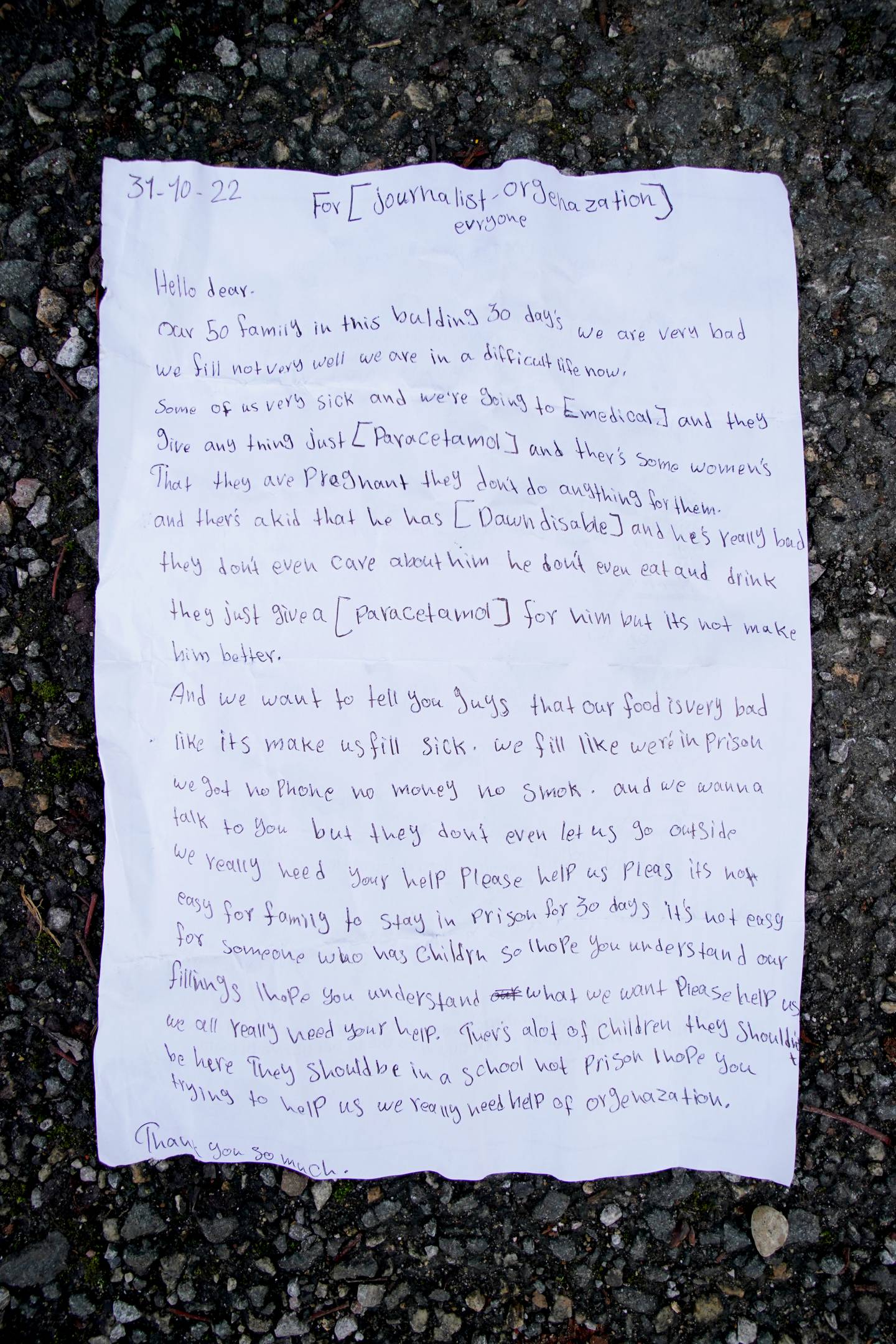 Une lettre lancée par une jeune fille par-dessus la clôture du centre d'immigration de Manston.  Pennsylvanie