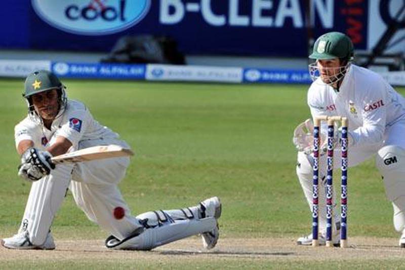 Pakistani batsman Younis Khan (L) plays a sweep shot as South African wicketkeeper Mark Boucher looks on during the fifth and last day of the first Test match between Pakistan and South Africa at the Dubai Cricket Stadium on November 16, 2010. Younis Khan scored a resolute century to foil South African bids to win the first Test as Pakistan reached 284-3 at tea on the fifth and final day. AFP PHOTO/ AAMIR QURESHI