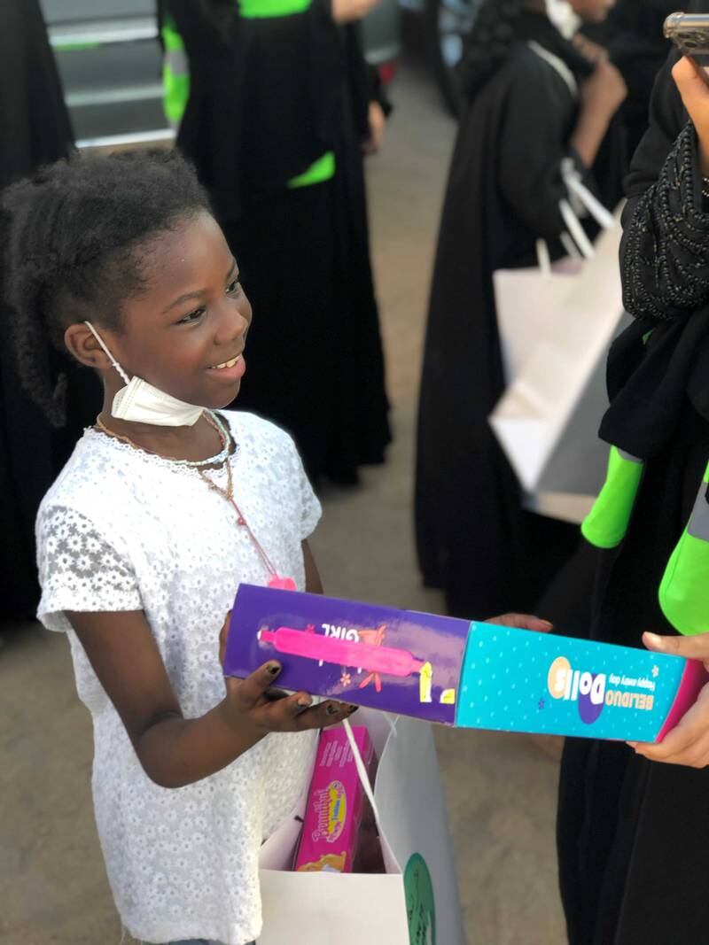 Ein Eid-Geschenk von der Wohltätigkeitsorganisation bringt ein Lächeln.  Mariam Nihal / Der Nationale