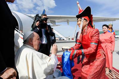 Mongolia's Minister of Foreign Affairs Batmunkh Battsetseg welcomes the Pope Francis to Ulaanbaatar. AFP