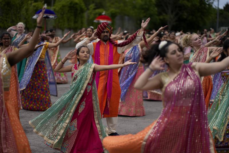 On Sunday, more than 200 performers in vibrant saris will dance to Bollywood tunes around a moving, six-metre version of the queen’s wedding cake.