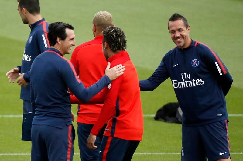 Paris Saint-Germain manager Unai Emery, left, greets Neymar, centre, during a training session at the Ooredoo training centre in Saint-Germain-en-Laye, near Paris, France, 11 August 2017. Etienne Laurent / EPA