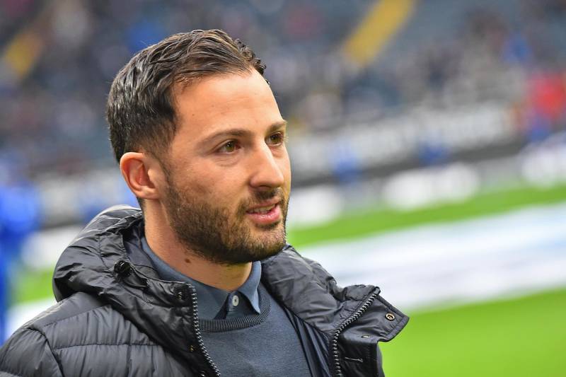 epa06393340 Schalke´s head coach Domenico Tedesco before the German Bundesliga soccer match between Eintracht Frankfurt and FC Schalke 04 in Frankfurt, Germany, 16 December 2017.  EPA/HASAN BRATIC (EMBARGO CONDITIONS - ATTENTION: Due to the accreditation guidelines, the DFL only permits the publication and utilisation of up to 15 pictures per match on the internet and in online media during the match.)