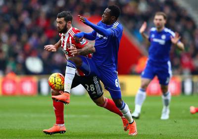 SOUTHAMPTON, ENGLAND - FEBRUARY 27: Charlie Austin of Southampton and Baba Rahman of Chelsea compete for the ball during the Barclays Premier League match between Southampton and Chelsea at St Mary's Stadium on February 27, 2016 in Southampton, England.  (Photo by Clive Rose/Getty Images)
