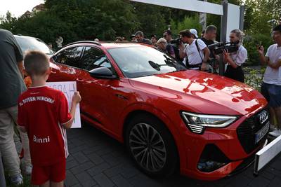 Fans and media surround the car of Harry Kane in Bayern Munich. AFP