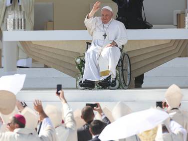 Pope shares 'old man's dream' of peace at close of Portugal youth festival