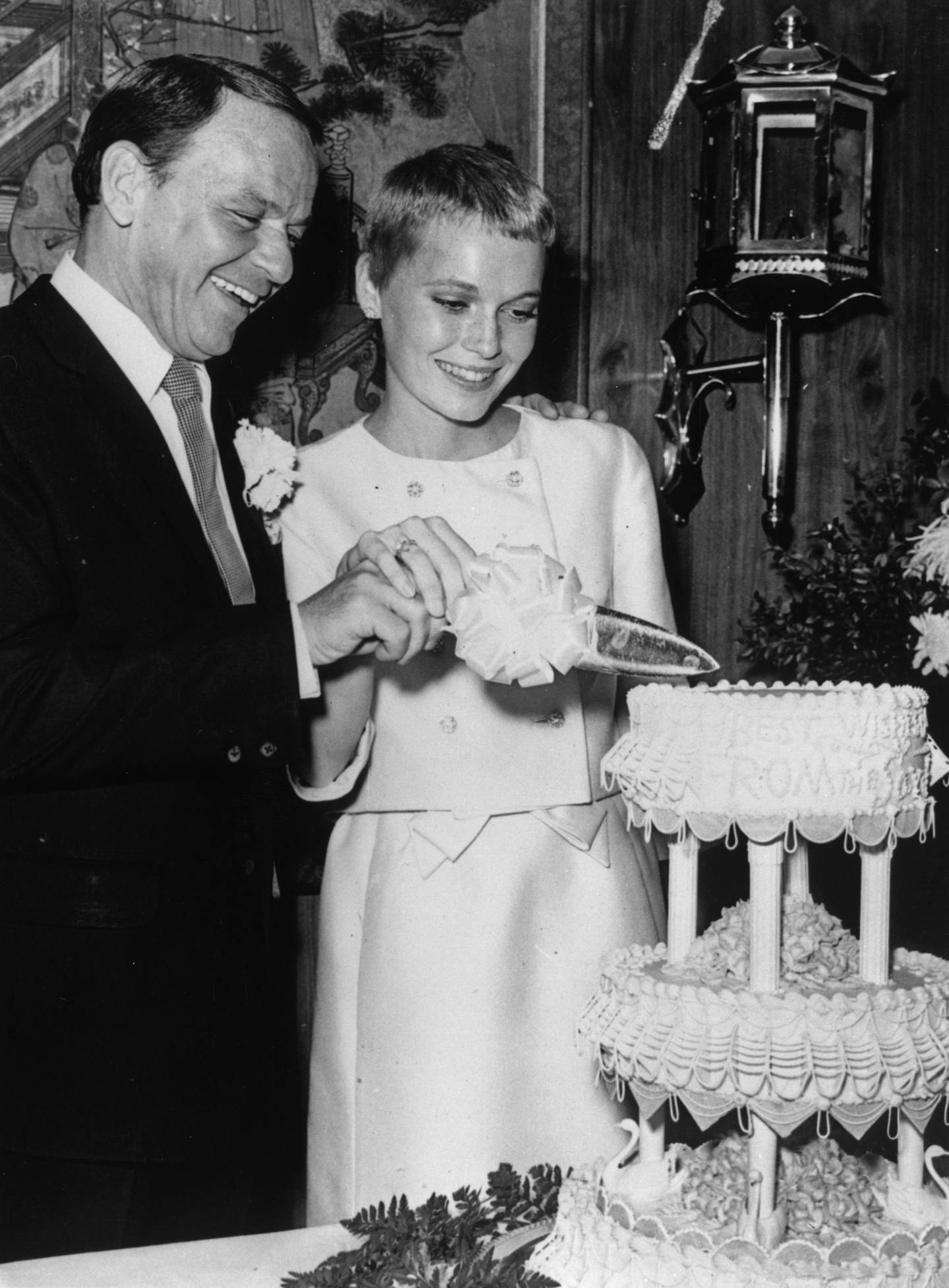 19 juillet 1966 : le chanteur Frank Sinatra et l'actrice Mia Farrow coupent leur gâteau de mariage à Las Vegas.  Getty Images