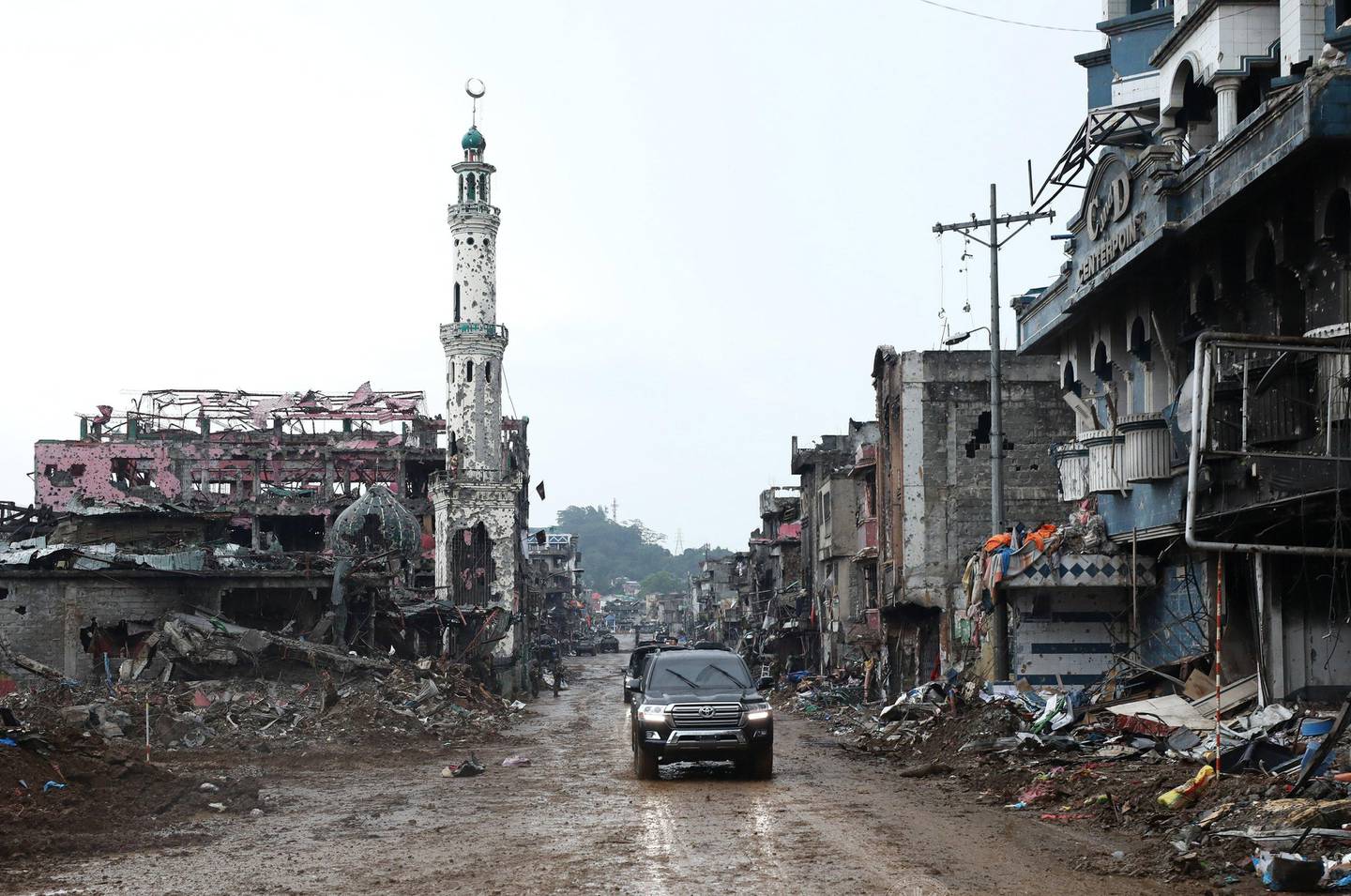 epa06240538 A handout photo made available by the Presidential Photographers Division (PPD) on 02 October 2017 shows a convoy of Philippine President Rodrigo Duterte maneuvering next to damaged mosque and buildings in Marawi city, southern Philippines. According to news reports, Philippine President Rodrigo Duterte made a visit in the conflict-torn Marawi City where government troops are still fighting Islamic State-inspired extremists.  EPA/ROBINSON NINAL JUNIOR / PPD HANDOUT  HANDOUT EDITORIAL USE ONLY/NO SALES