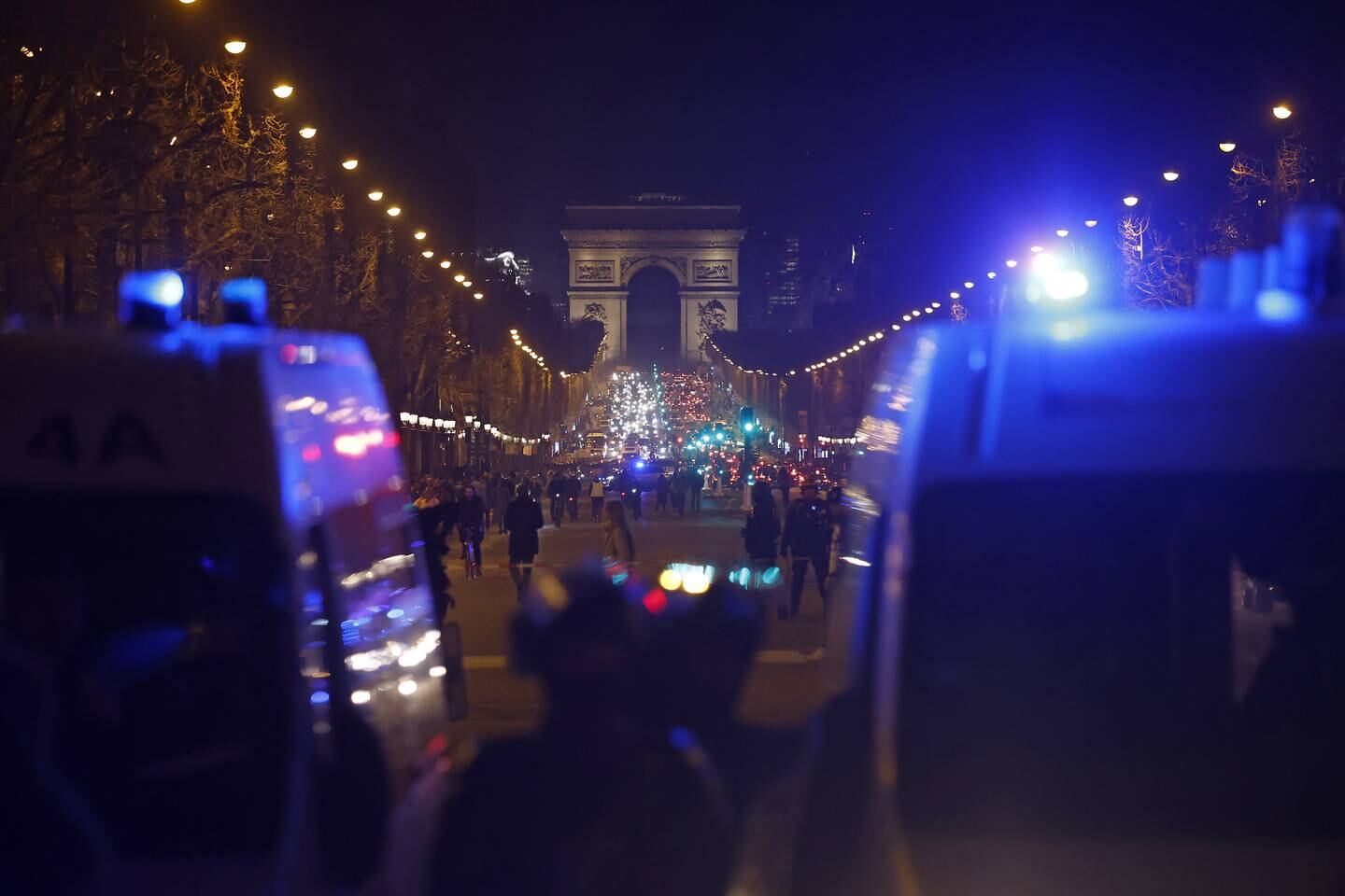 Die französische Polizei steht am 16. März Demonstranten auf dem Platz Place de la Concorde gegenüber dem französischen Parlament in Paris gegenüber. EPA