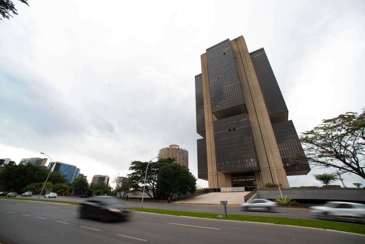 El Banco Central de Brasil se encuentra entre los bancos centrales más agresivos del mundo, habiendo aumentado las tasas de interés en 975 puntos básicos durante el año pasado.  Bloomberg