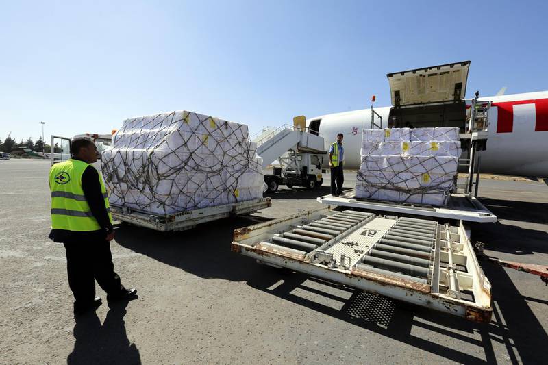 epaselect epa06349559 Workers unload emergency medical aid of 1,9 million doses of vaccines supplied by UNICEF at Sana'a International Airport, after it was reopened to UN humanitarian air flights, in Sana'a, Yemen, 25 November 2017. According to reports, the Saudi-led military coalition allowed the UN and humanitarian relief flights into Sana'a International Airport, three weeks after the coalition tightened its blockade on the impoverished Arab country.  EPA/YAHYA ARHAB