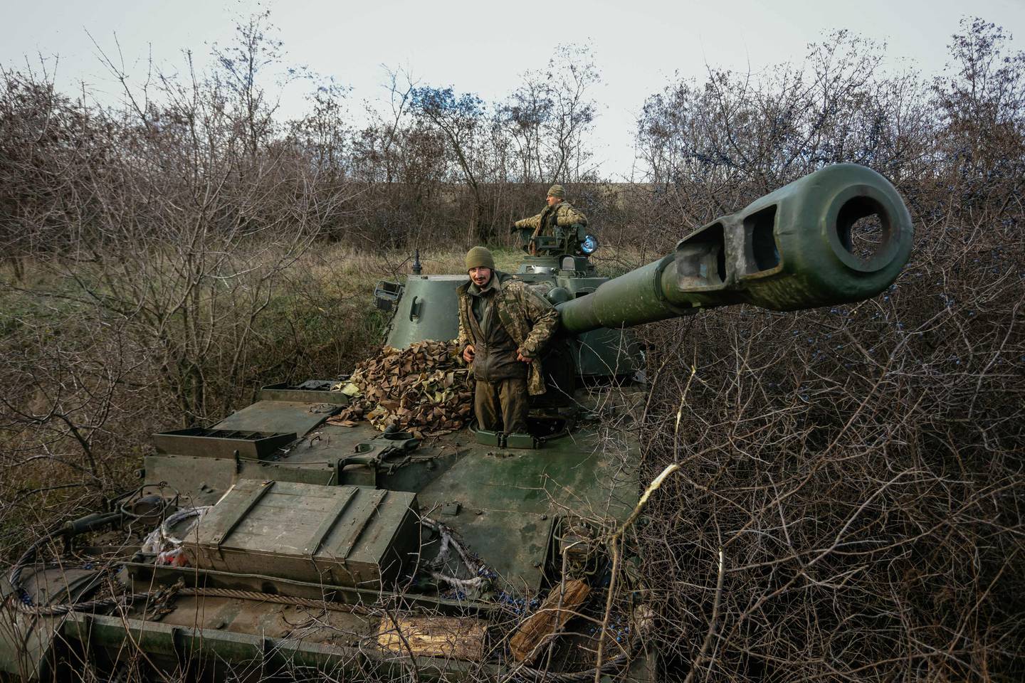 Ukrainian artillerymen atop their 2S3 Akatsiya in Ukraine. AFP
