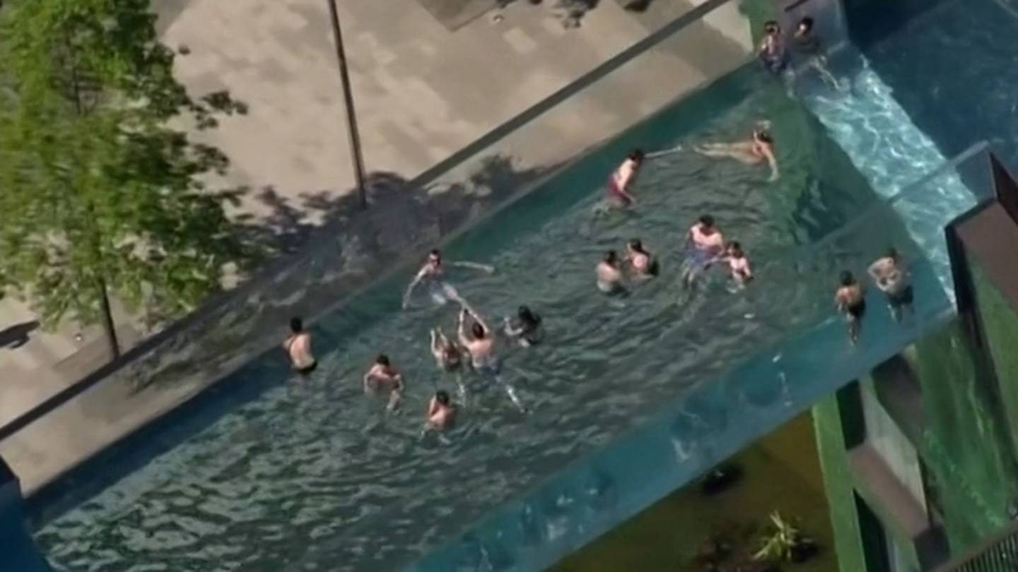 Watch Suspended Swimmers Cool Off In London S Sky Pool