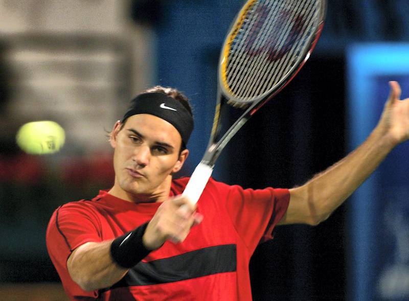 Roger Federer of Switzerland returns the ball to Feliciano Lopez of Spain during their final match of the Dubai Open 07 March 2004.     AFP PHOTO/Rabih  MOGHRABI (Photo by RABIH MOGHRABI / AFP)