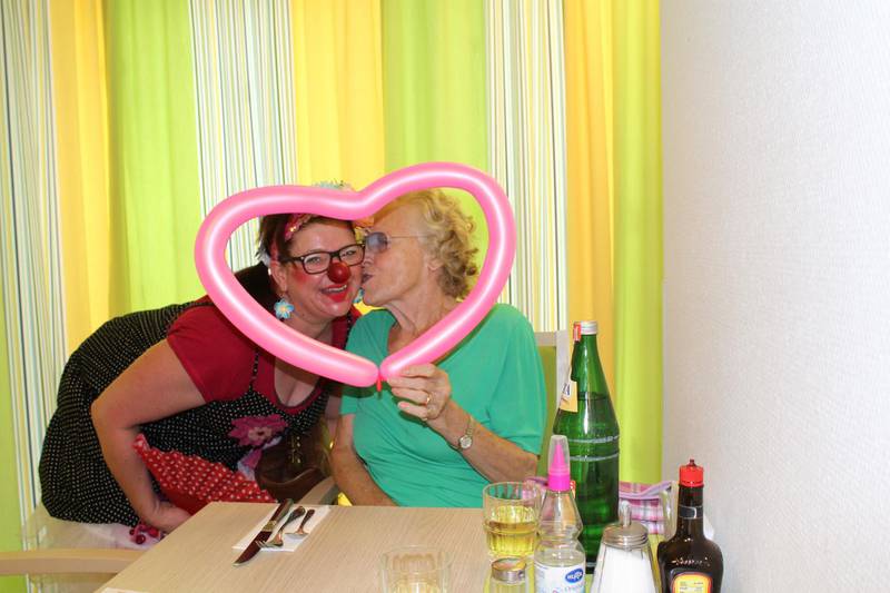 Julia Williw, aka Mia Mumpitz, clowning at a senior home in Arnsberg. Photo by Priti Salian