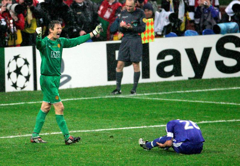 epa01353209 Manchester United goalkeeper Edwin van der Sar celebrates after the penalty of John Terry went wide during the UEFA Champions League final between Manchester United and FC Chelsea at the Luzhniki stadium in Moscow, Russia, 21 May 2008.  EPA/SERGEY DOLZHENKO NO MOBILE PHONE DEVICES *** Local Caption *** 01353209