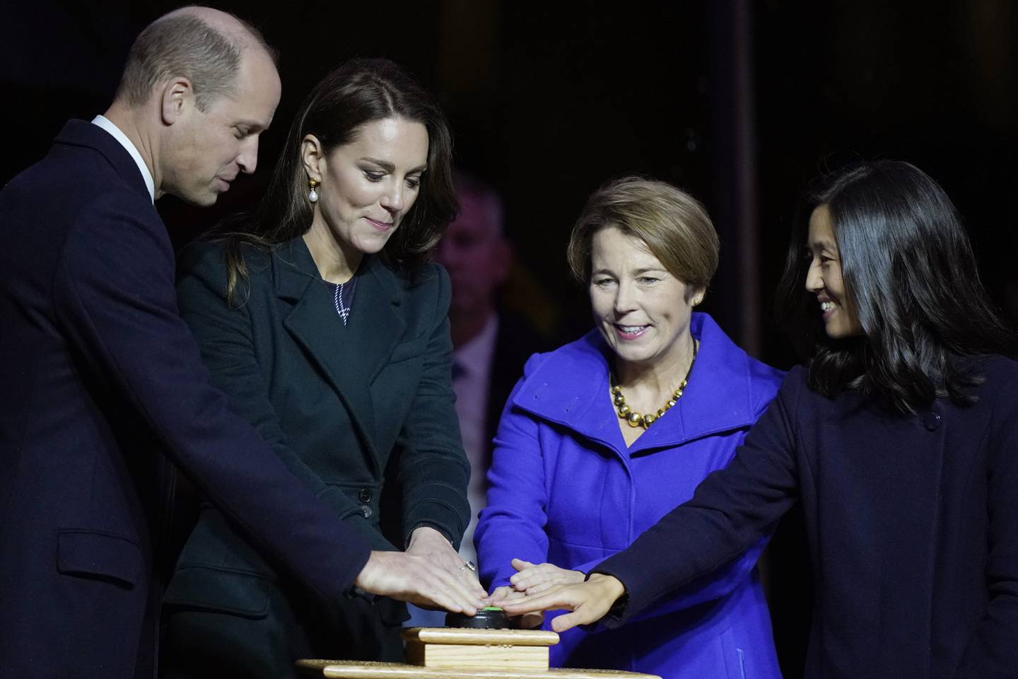 Prinz William und Kate, Prinzessin von Wales, helfen der designierten Gouverneurin von Massachusetts, Maura Healey, Mitte, und der Bürgermeisterin von Boston, Michelle Wu, Gebäude in Boston grün zu beleuchten.  AP 