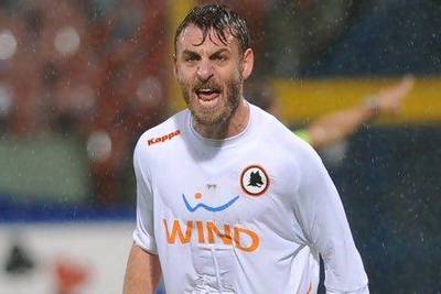 AS Roma midfielder Daniele De Rossi is also keen on the Manchester move.