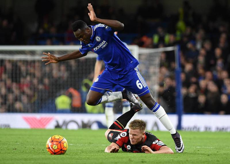 Chelsea’s Baba Rahman (R) in action against AFC Bournemouth’s Matt Ritchie (R) during the English Premier League soccer match between Chelsea and AFC Bournemouth at Stamford Bridge in London, Britain, 05 December 2015.  EPA/FACUNDO ARRIZABALAGA