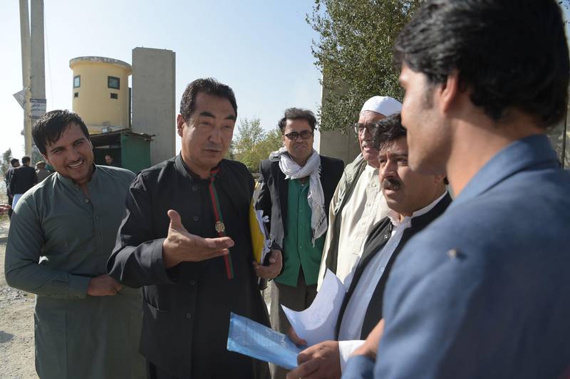In this photograph taken on October 10, 2017 Afghan member of parliament (MP) Ramazan Bashardost (2L) speaks with Afghan men in Kabul.
Fleeing grinding poverty and unemployment, thousands of Afghan Shiites have been recruited by Iran to defend Syrian President Bashar al-Assad's regime, former fighters and rights activists say. "They are used by the Iranian government, which treats them like slaves," said Ramazan Bashardost, a Hazara member of parliament in Kabul. "The sorrow, pain and hunger of the people is not a major concern of the Afghan government." 
 / AFP PHOTO / SHAH MARAI / To go with Afghanistan-Syria-Iran-conflict-unemployment,FOCUS by Anne CHAON