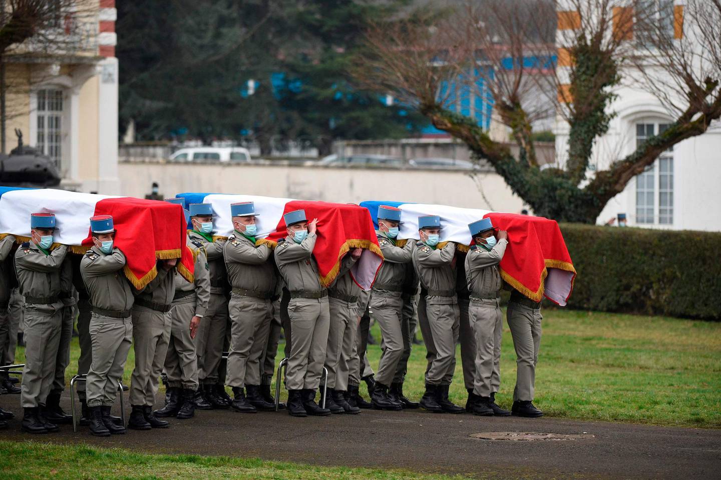Servicemen of the '1er Regiment de Chasseurs' (1st Hunter Regiment) carry the coffins of three French soldiers who were killed in Mali serving in the country's 'Barkhane force' during a tribute ceremony at Thierville-sur-Meuse, eastern France on January 5, 2021.  Three French soldiers were killed on December 28, 2020, in Mali when their armoured vehicle struck an explosive device in the Hombori region in the centre of the poor Sahel state, the French presidency said. / AFP / JEAN-CHRISTOPHE VERHAEGEN

