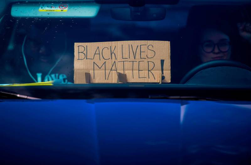 A placard reading "black lives matter" is seen in a car during a communal conference of the Social Democratic Party (SPD) at a drive-in cinema on the site of the former blast furnace Phoenix West in Dortmund, western Germany, on June 6, 2020 amid the novel coronavirus COVID-19 pandemic. 
 The conference aims at preparing the local elections in September.  / AFP / Ina FASSBENDER
